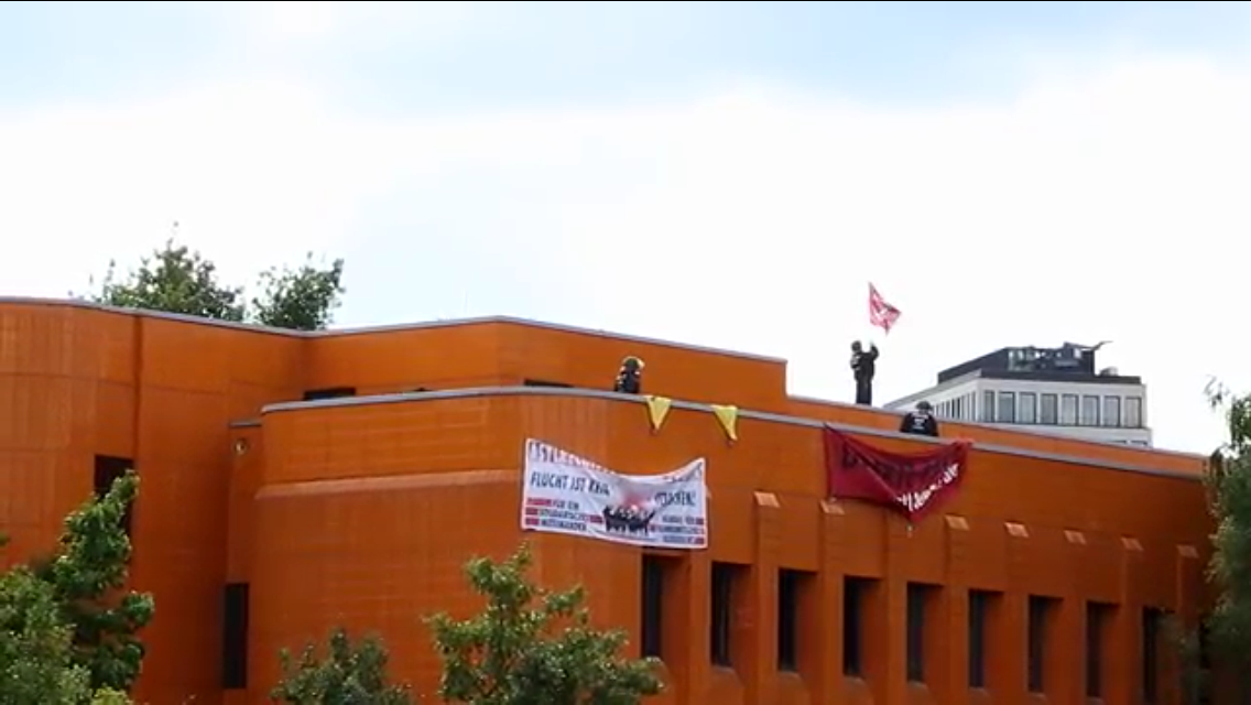 Police in riot gear approach activists on the roof of Englishche Strasse 20 on September 10th, 2015. Credit: left report via YouTube