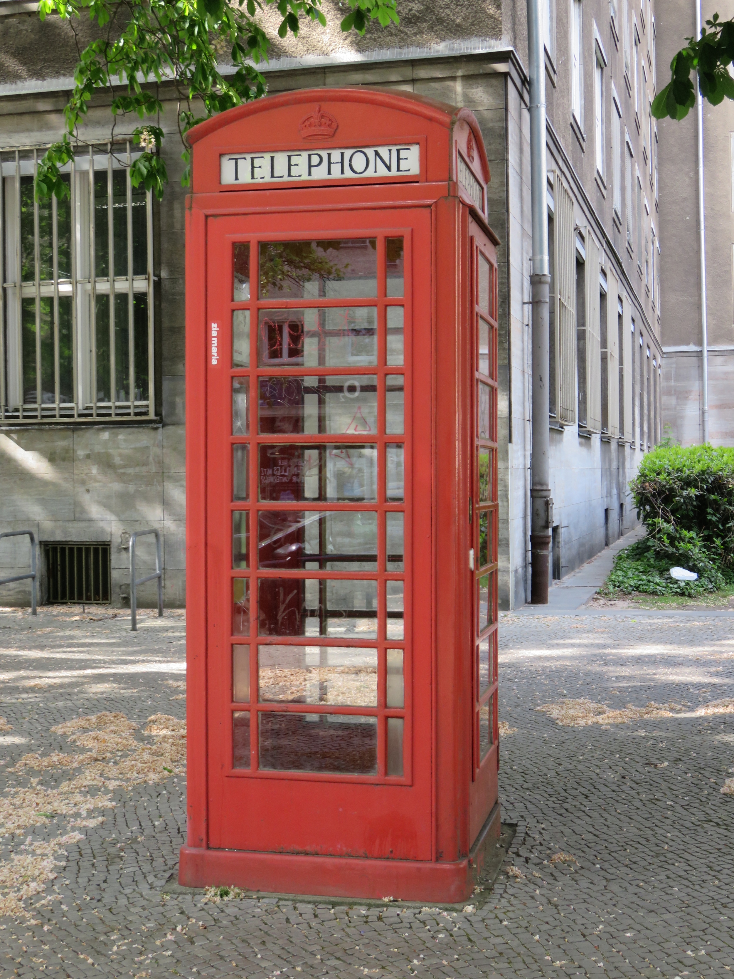 The beautiful (but sadly non-functioning) phone booth outside the Rathaus Tiergarten on Turmstraße.