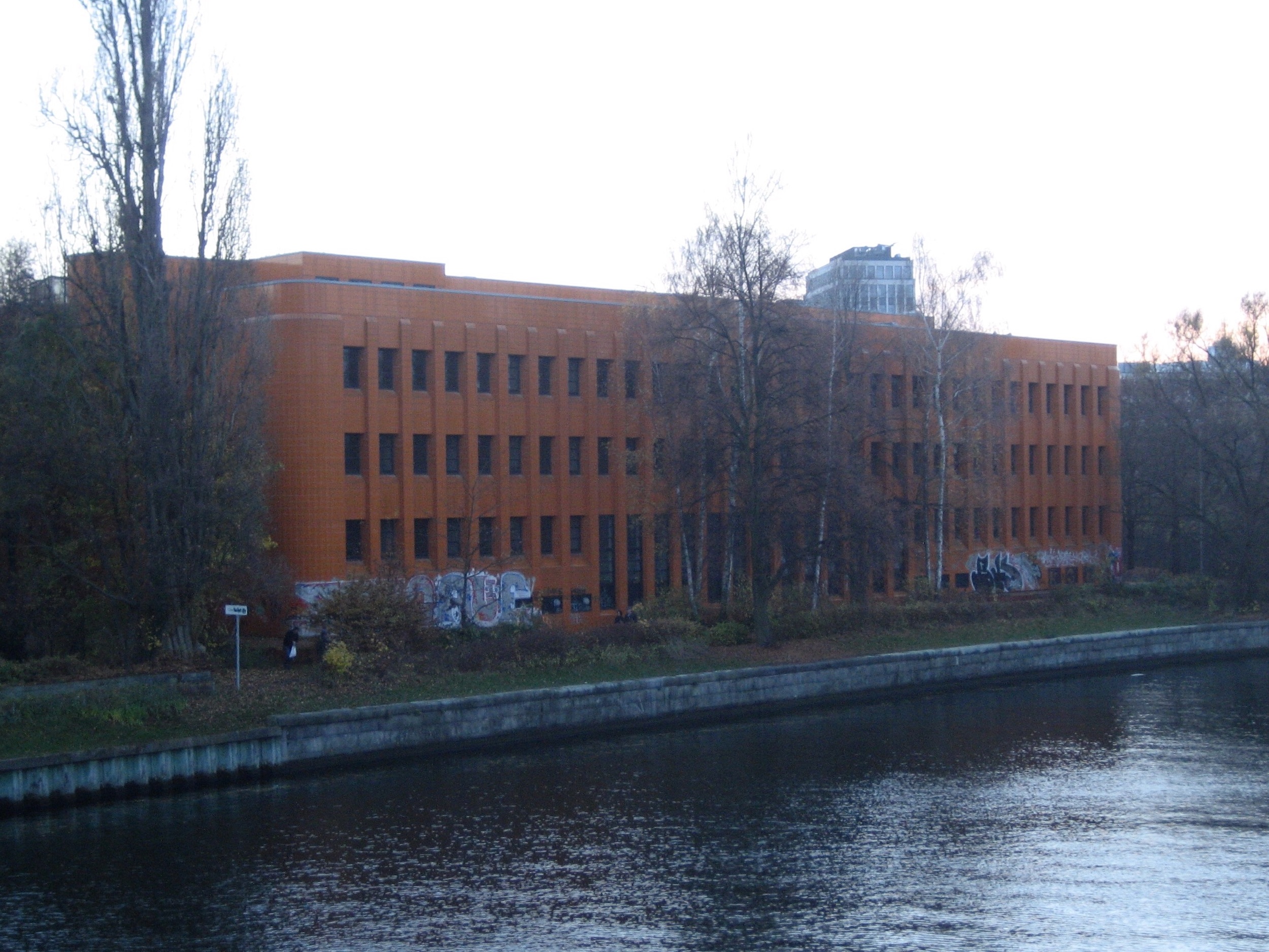 20 Englische Strasse, looking west from the Wullenweber footbridge. November, 2014.