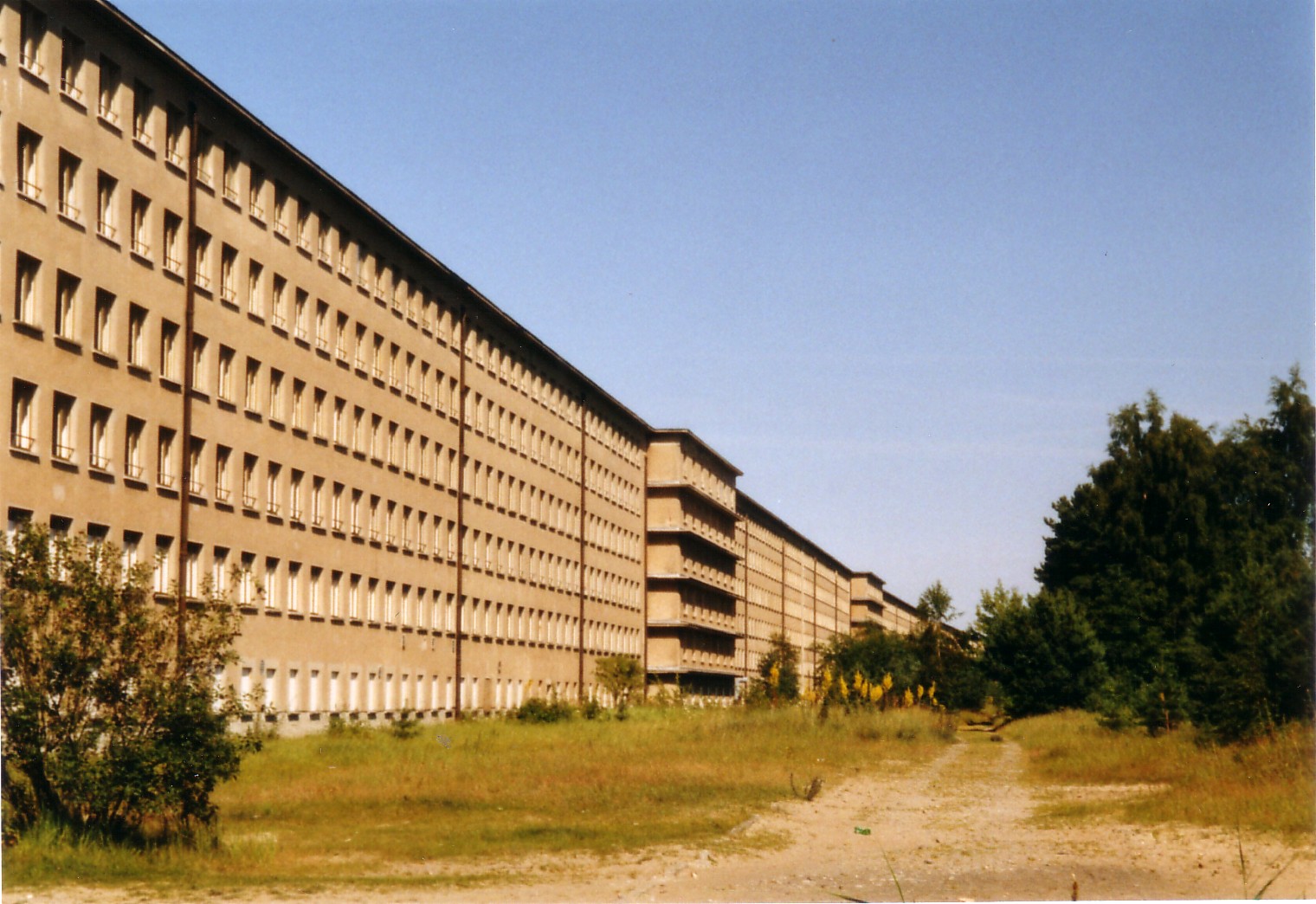 The "Colossus of Prora", seaside view. Photo by Steffen Löwe [Public domain], via Wikimedia Commons