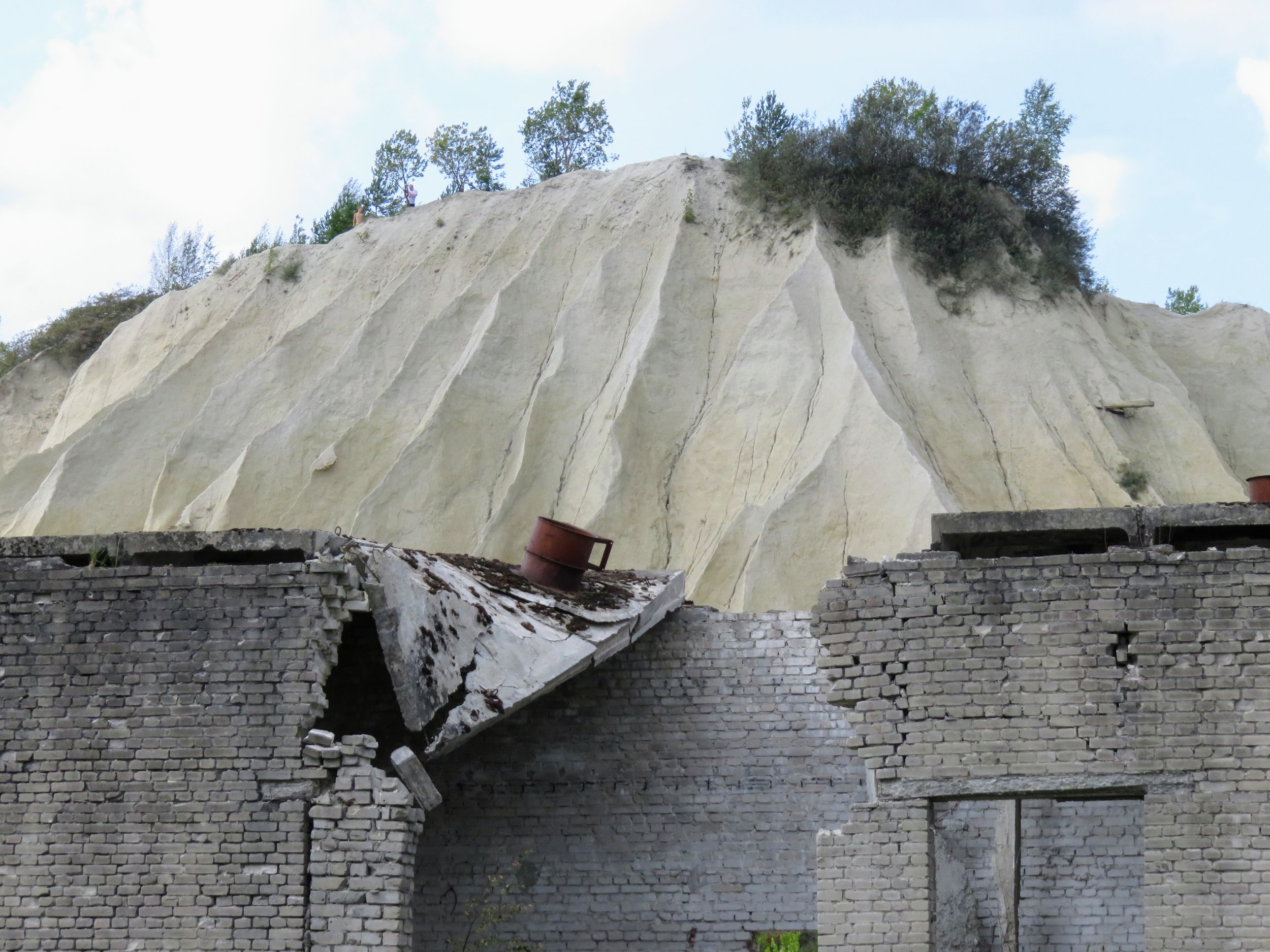The spoil tip rising above a collapsing building.