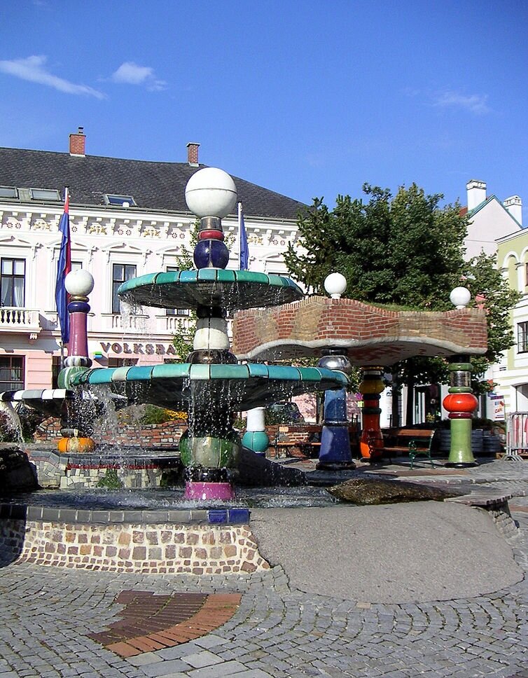 Hundertwasserbrunnen, Zwettl. Photo via Wikimedia Commons.