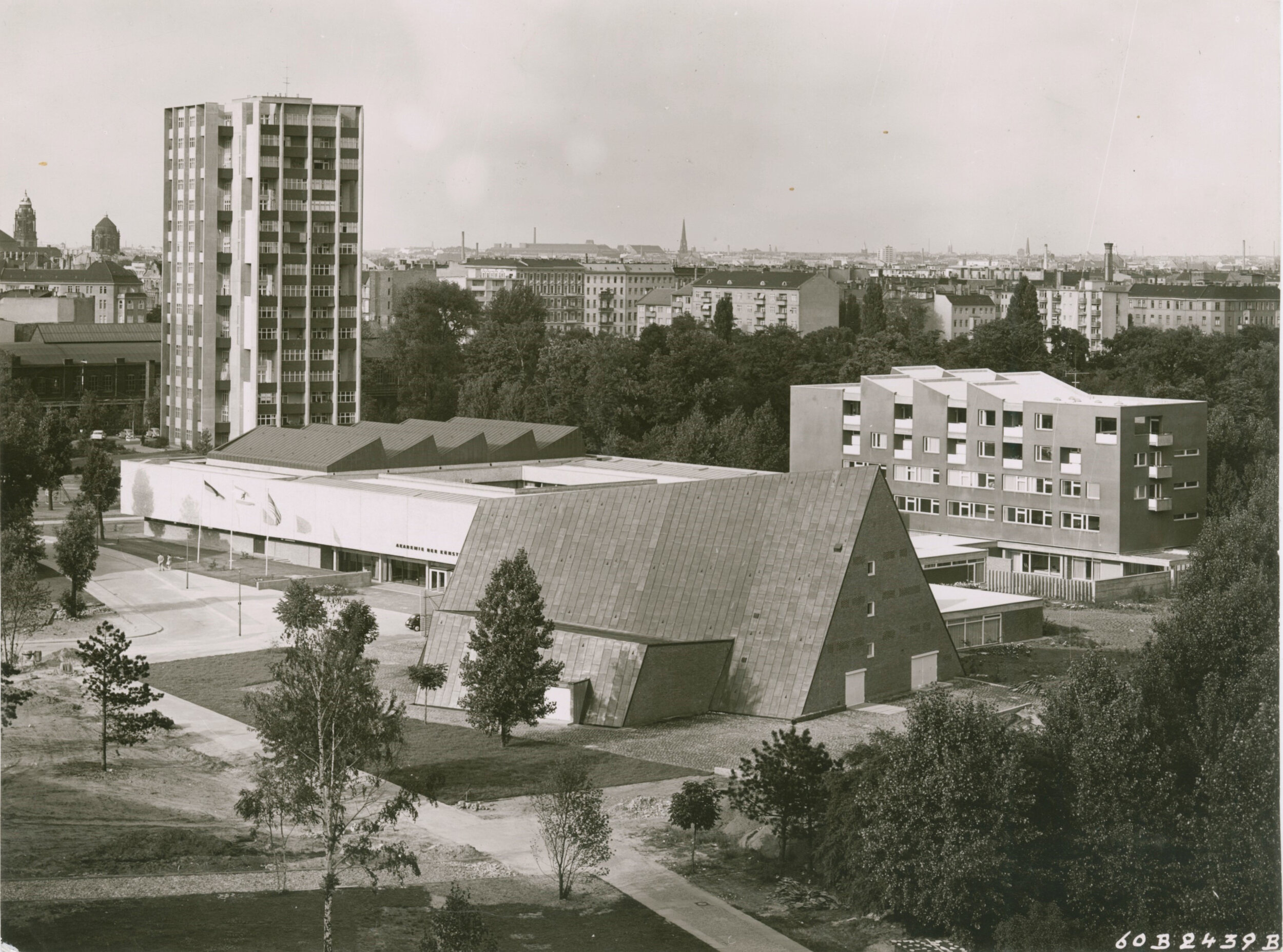 Akademie der Künste, overview of building ensemble, no year. Akademie der Künste, Berlin, Werner-Düttmann-Archiv, Nr. 16 F. 12/100 a, Foto: k. A.
