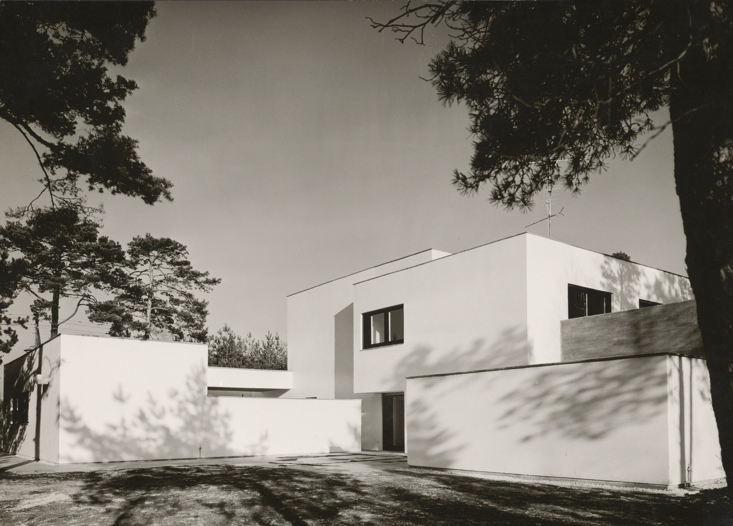 Haus Dr. Menne, garden view, no year. Akademie der Künste, Berlin, Werner-Düttmann-Archiv, Nr. 29 F. 29/13, © Foto: Ingeborg Lommatzsch