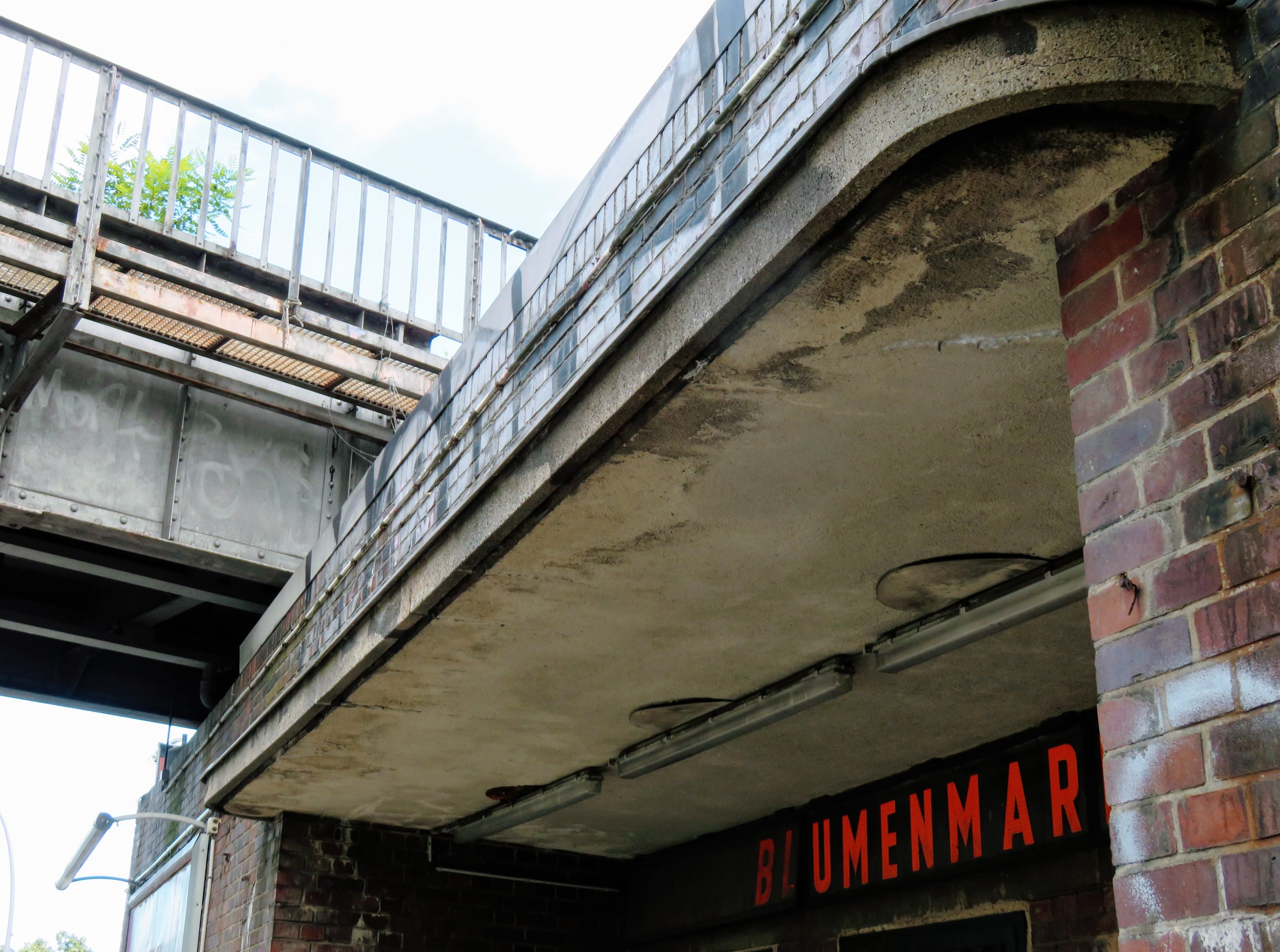 Abandoned flower store at the street-level entrance to the former Wernerwerk station.
