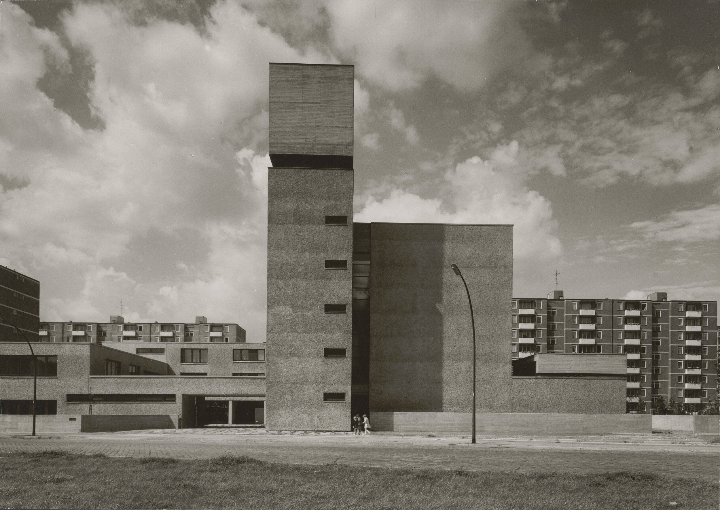 St. Agnes Church, outer view, no year. Akademie der Künste, Berlin, Werner-Düttmann-Archiv, Nr. 23 F. 22/37, Foto: Wolf Lücking © Franziska Lücking