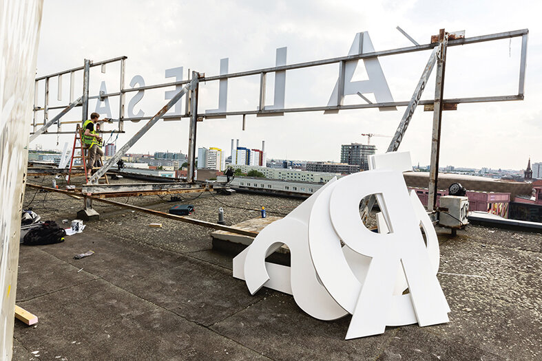 Installing ALLESANDERSPLATZ © Victoria Tomaschko