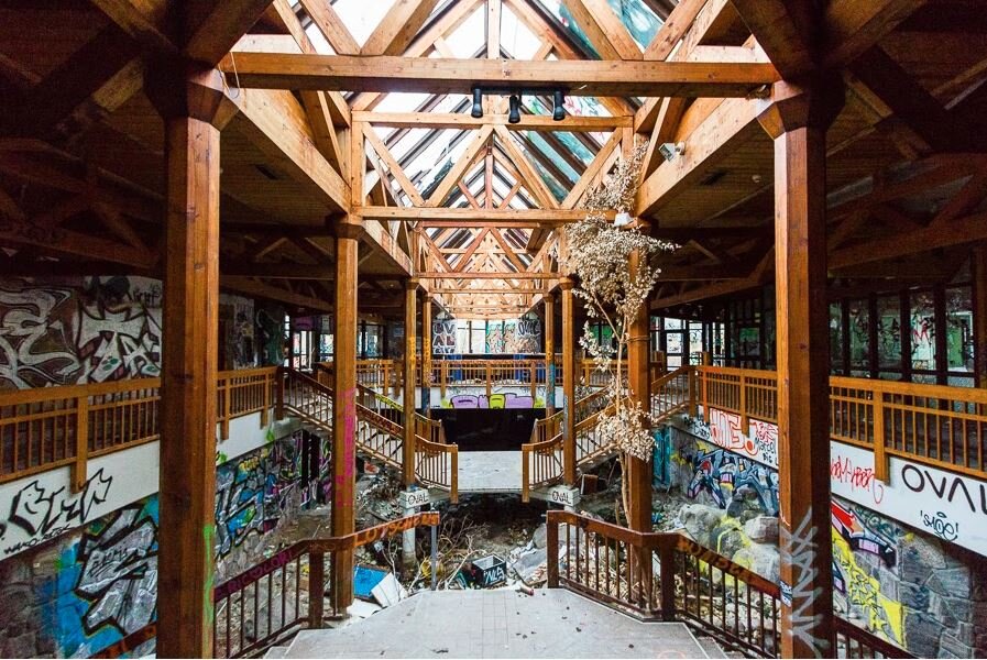 Central staircase, Schwimmbad Blub